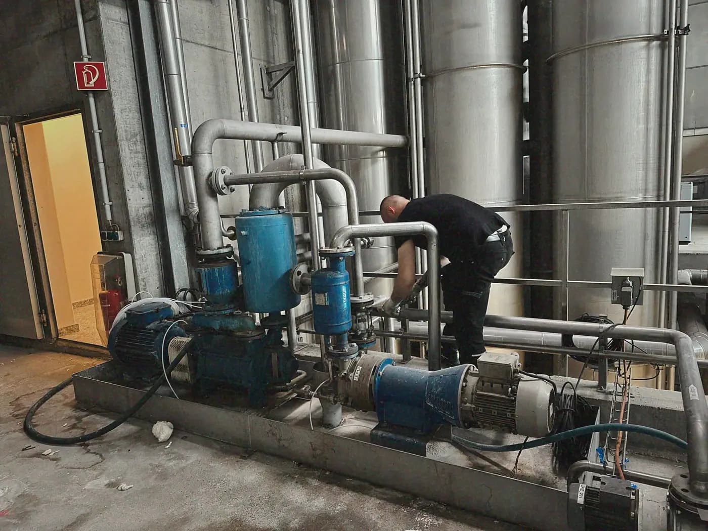 Full Production-Hall Clear-Out & Overseas Equipment Export — 5